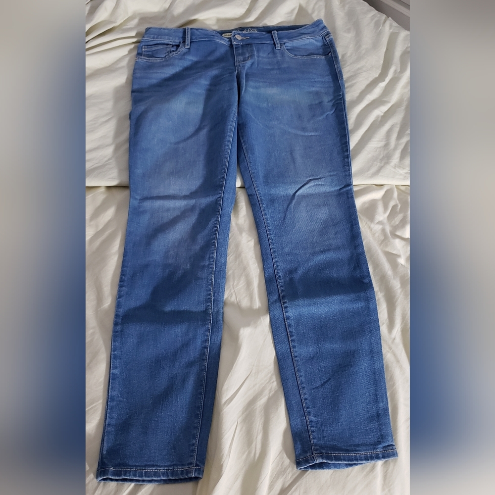 Old Navy Clearwater Low-Rise The Rockstar Crop Jean